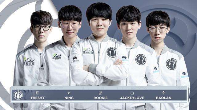 她在训练中 她在训练中